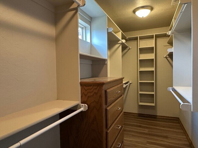 Building Photo - Charming 3 Bedroom, 2 Bathroom with Storm ...