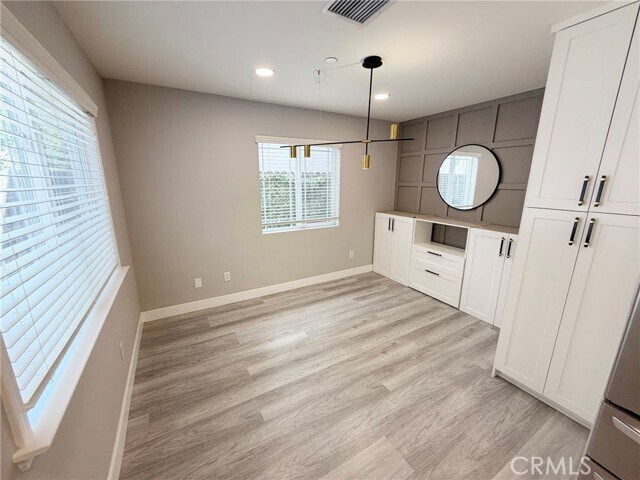 Building Photo - 1124 Mayflower Ave