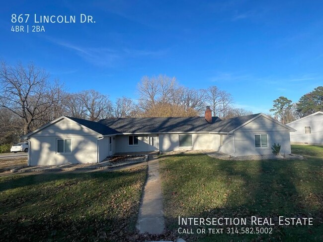 Building Photo - Fully Renovated 4 Bed/1.5 Bath w/ Spacious...