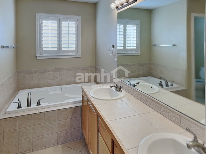 Building Photo - 439 Longspur Dr