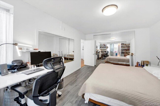 Building Photo - 2630 Kingsbridge Terrace