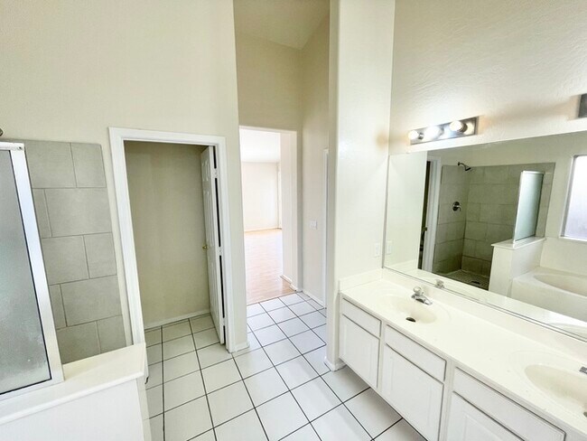 Building Photo - 8755 W Las Palmaritas Dr