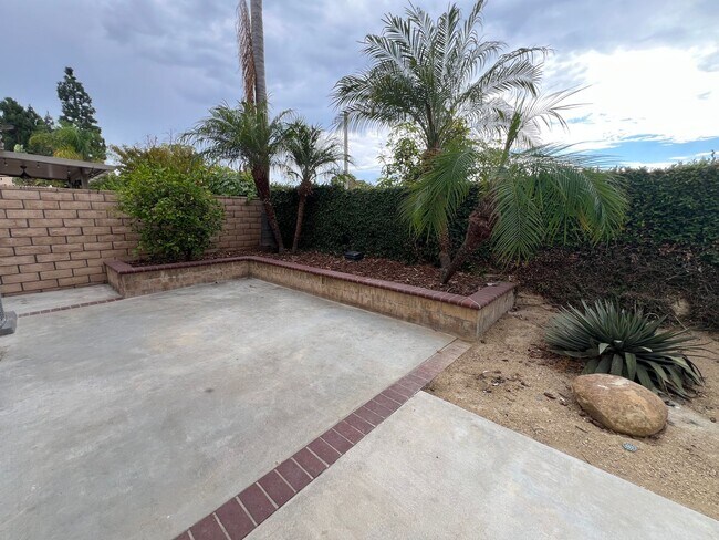 Building Photo - Tustin 3 bed 2.5 bath + office and bonus room