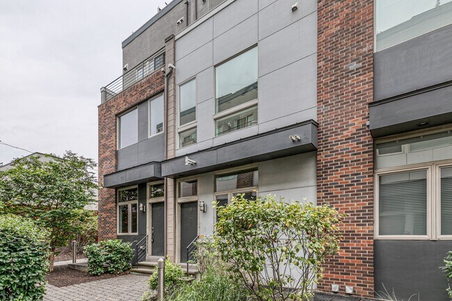 Building Photo - Northern Liberties Townhome with Parking