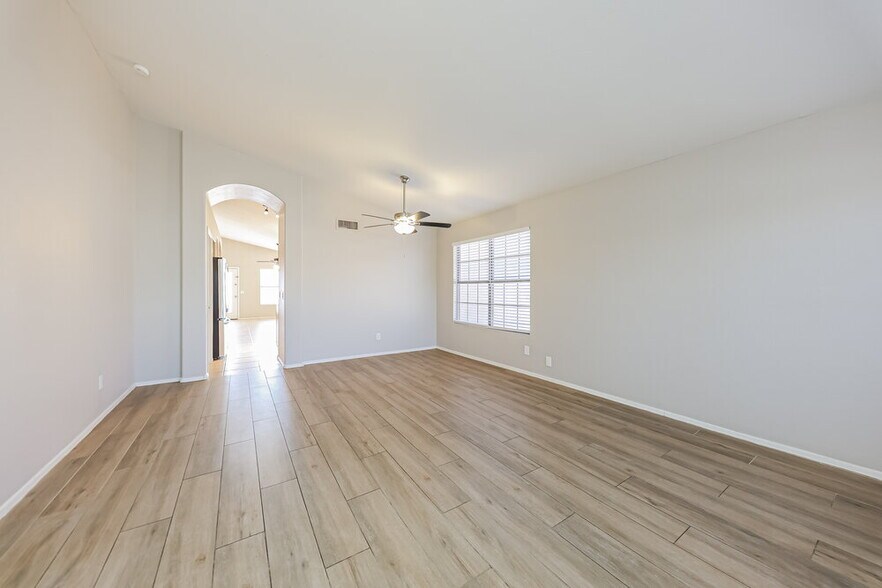 Building Photo - 15415 W Lea Ln