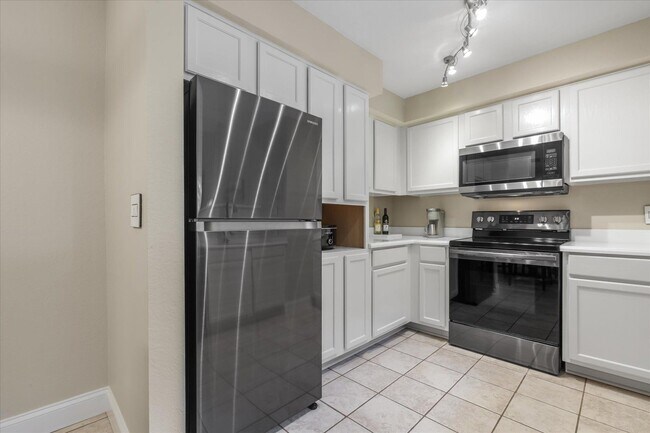 Building Photo - 2801 Chancellorsville Dr