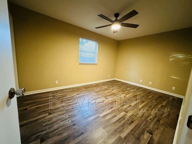 Building Photo - 918 W Forest Blvd