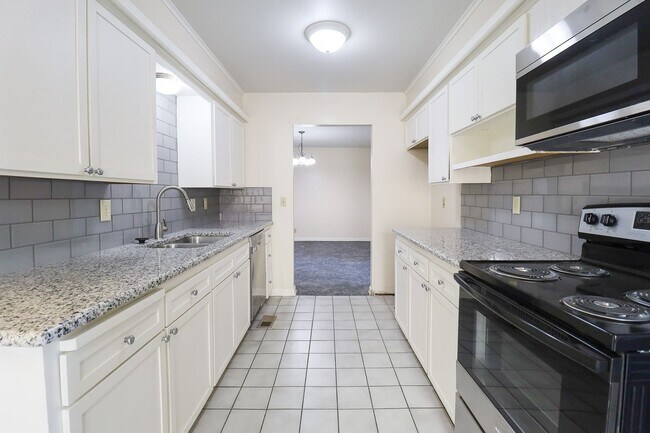 Building Photo - Updated Move In Ready 3-Bedroom Home, Grea...