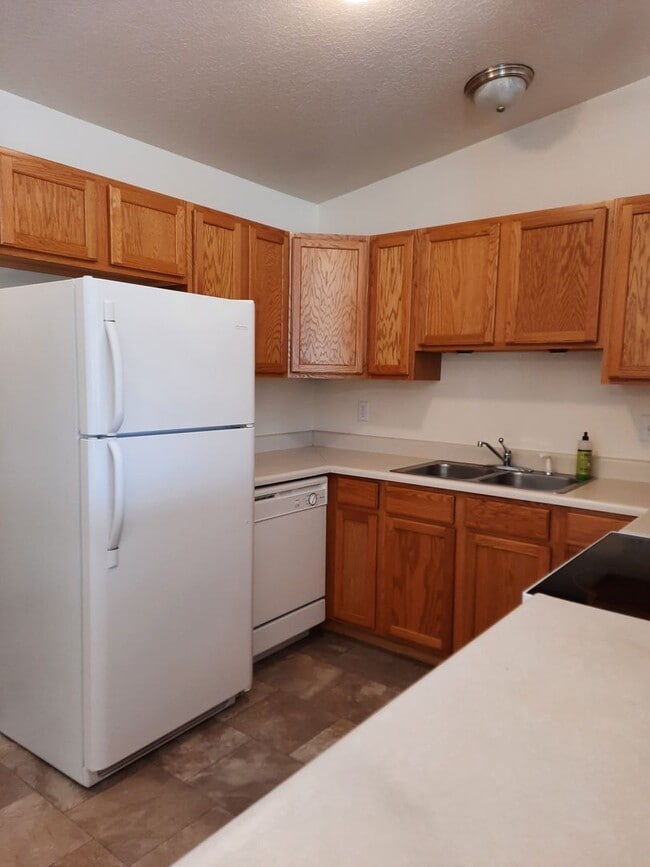 Building Photo - 2 BED | 2 BATH | TOWNHOME | SINGLE GARAGE ...
