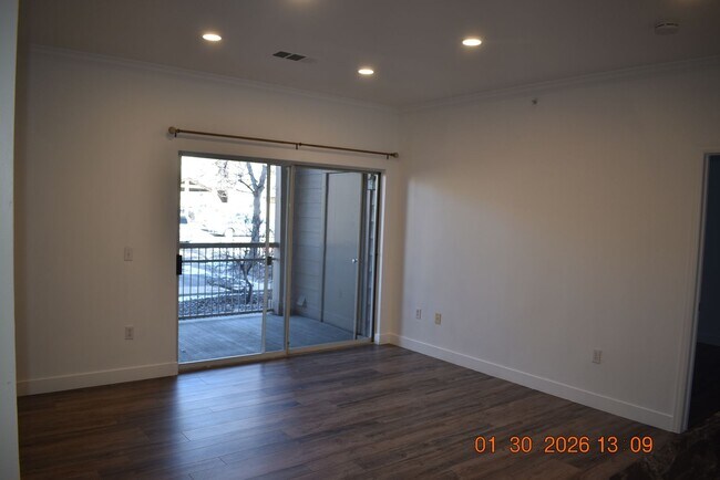 Building Photo - Beautiful Ground Floor Condo in Falling Water Condominiums!!