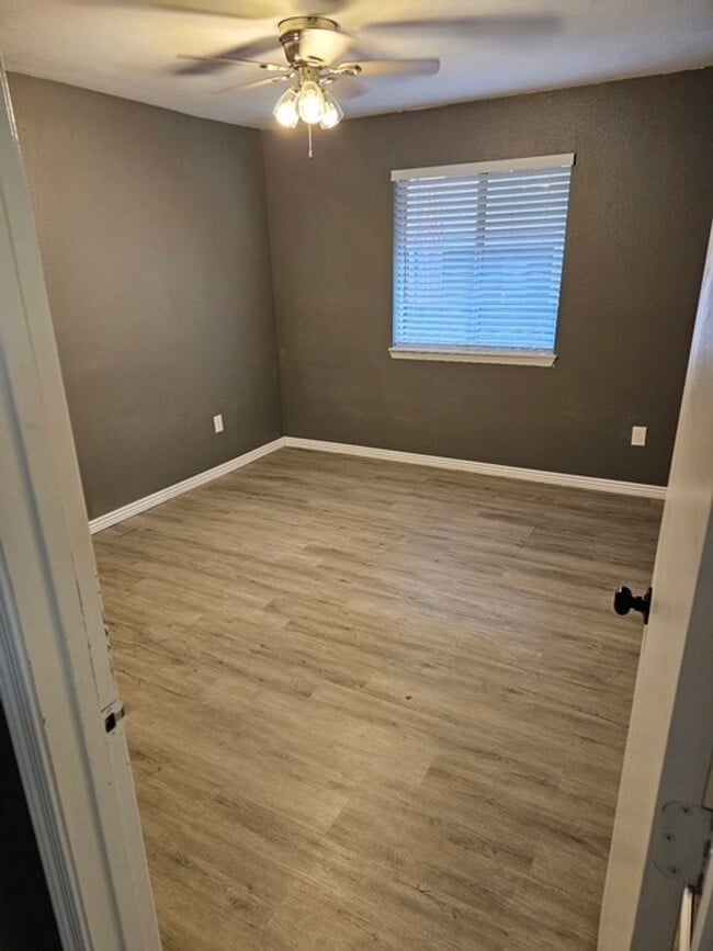 Building Photo - 1385 W University Ave