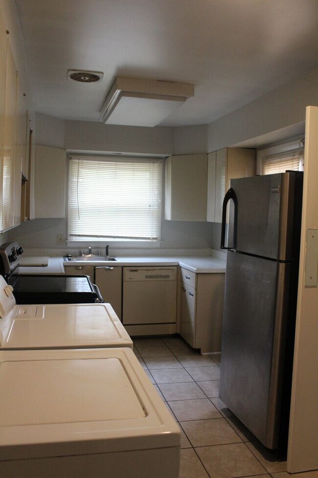 Building Photo - Spacious Home in High Point Terrace, on the Greenline