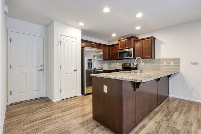 Building Photo - 4 bed plus den - easy I-5 access and JBLM commute. N Thurston School District