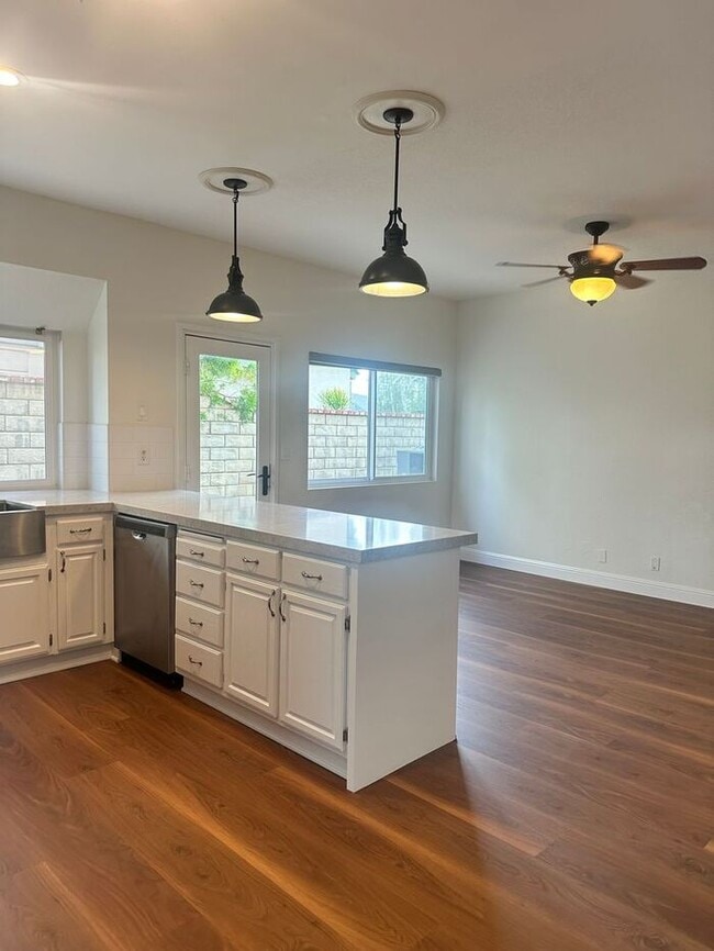 Building Photo - Available NOW 3 Bed with Bonus Office Space