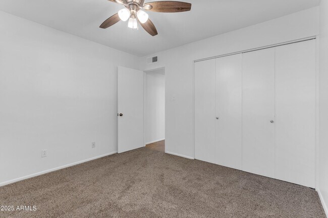 Building Photo - 517 E Hermosa Dr