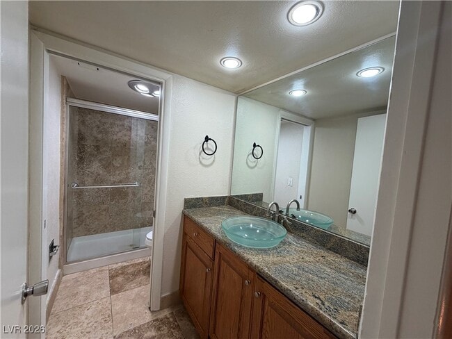 Building Photo - 908 Vegas Valley Dr