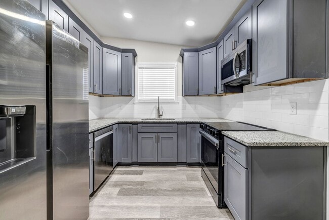 Building Photo - CHARMING 3 BEDROOM BUNGALOW WITH BONUS ROO...