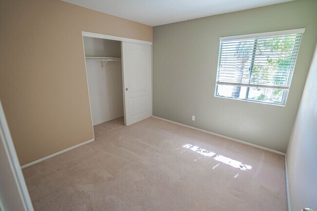 Building Photo - Stunning 5-Bedroom Home with Community Poo...