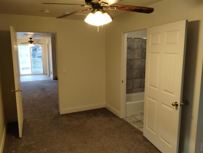 Building Photo - Spacious and Updated 3bd/2ba Ogden Home!