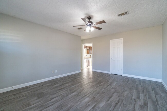 Building Photo - Cozy Comfort: Inviting 3 Bedroom, 1.5 Bath...