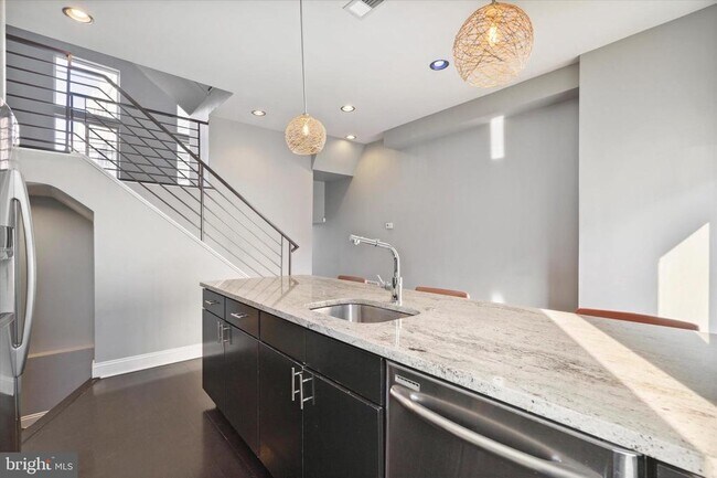 Building Photo - 1353 N Mascher St