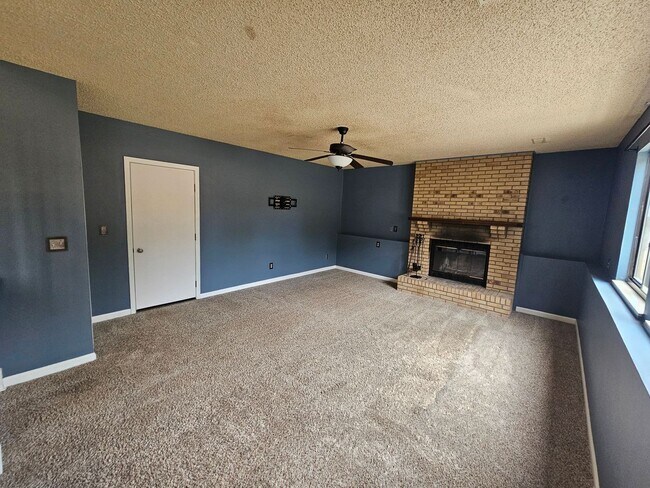 Building Photo - 4 Bed 3 Bath Home in 80911!
