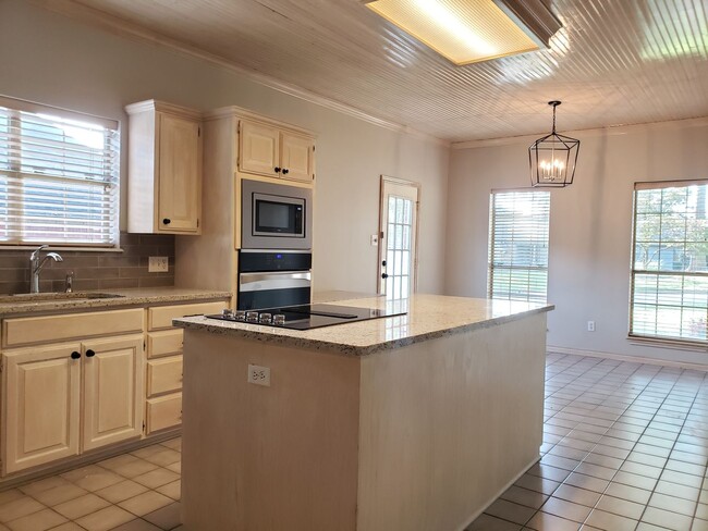 Building Photo - 3106 Lake Forest Dr