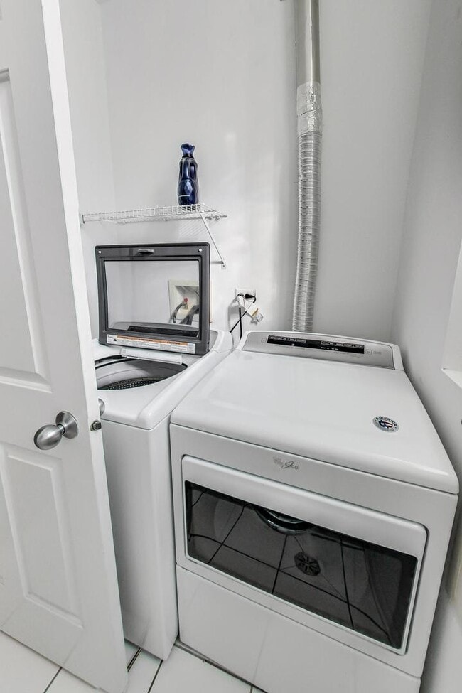 Building Photo - 1330 W Fletcher St