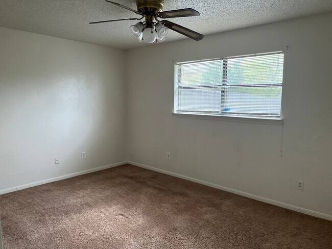 Building Photo - 402 Alpine St