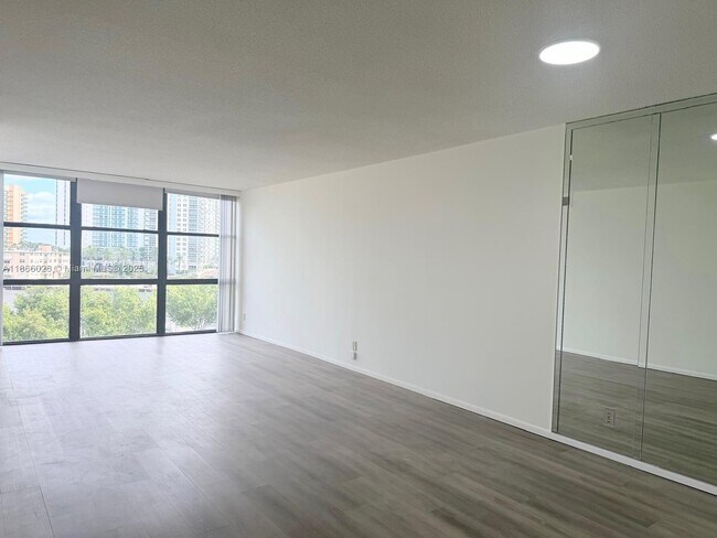 Building Photo - 800 Parkview Dr