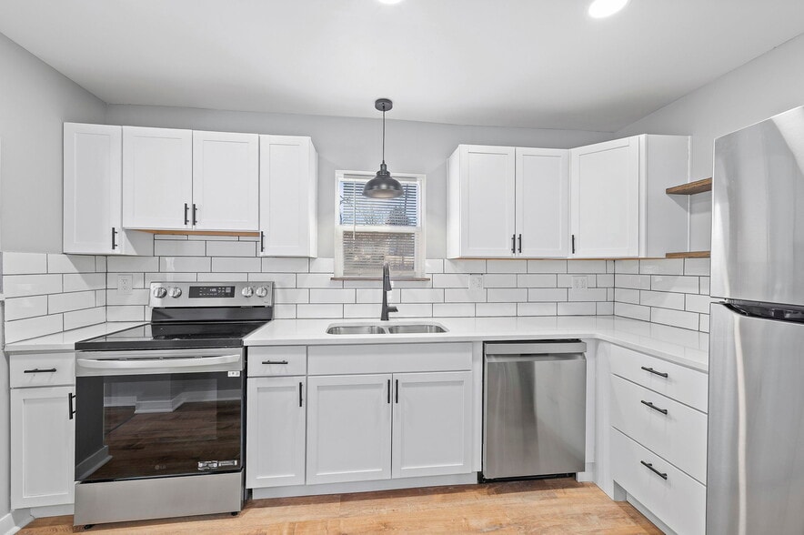 Building Photo - 5005 N Elmwood Ave