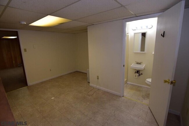 Building Photo - Woods Edge 2-Bedroom Townhome!