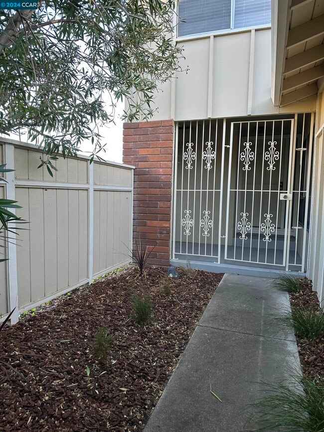 Building Photo - 1700 Siskiyou Dr