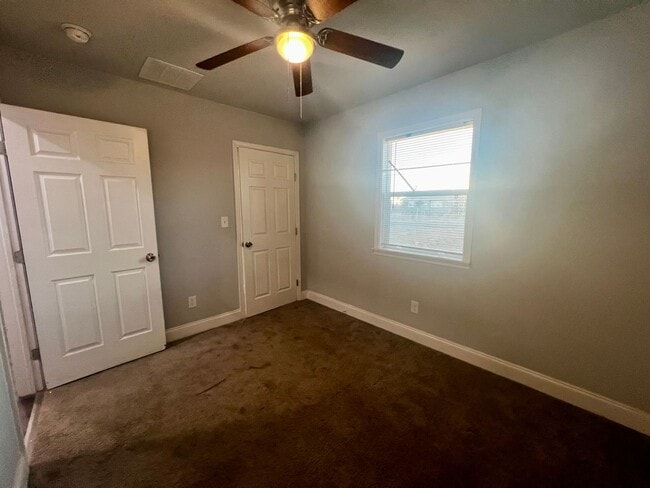 Building Photo - 3 Bedroom in Slaton