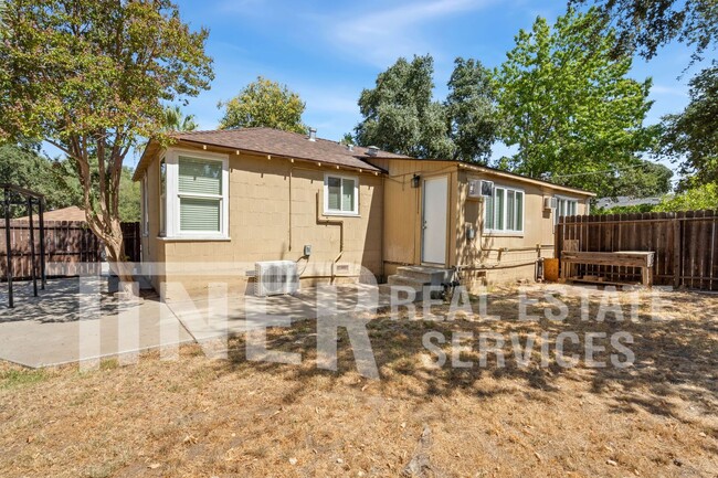 Building Photo - Cozy Home on Private Road - Tier-5