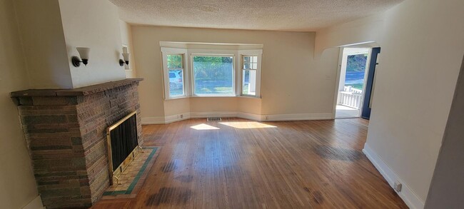 Building Photo - Remodeled South Hill charmer