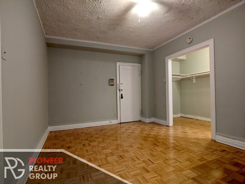 Building Photo - 711 W Belmont Ave