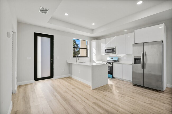 Building Photo - 751 Clancy St E