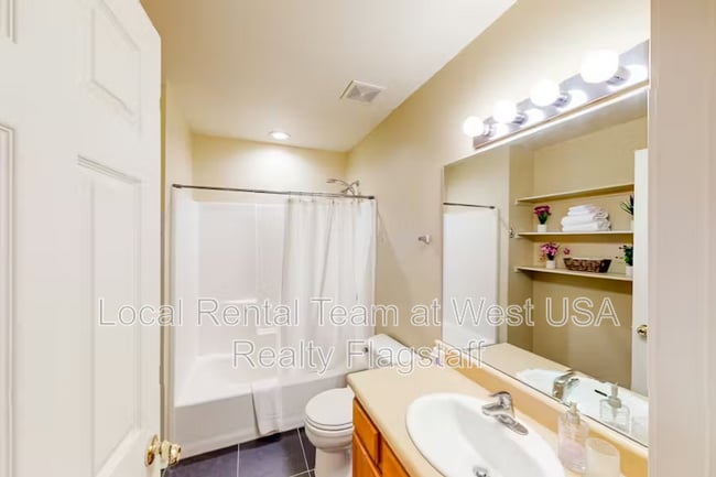 Building Photo - 1105 W Overland Pass Dr