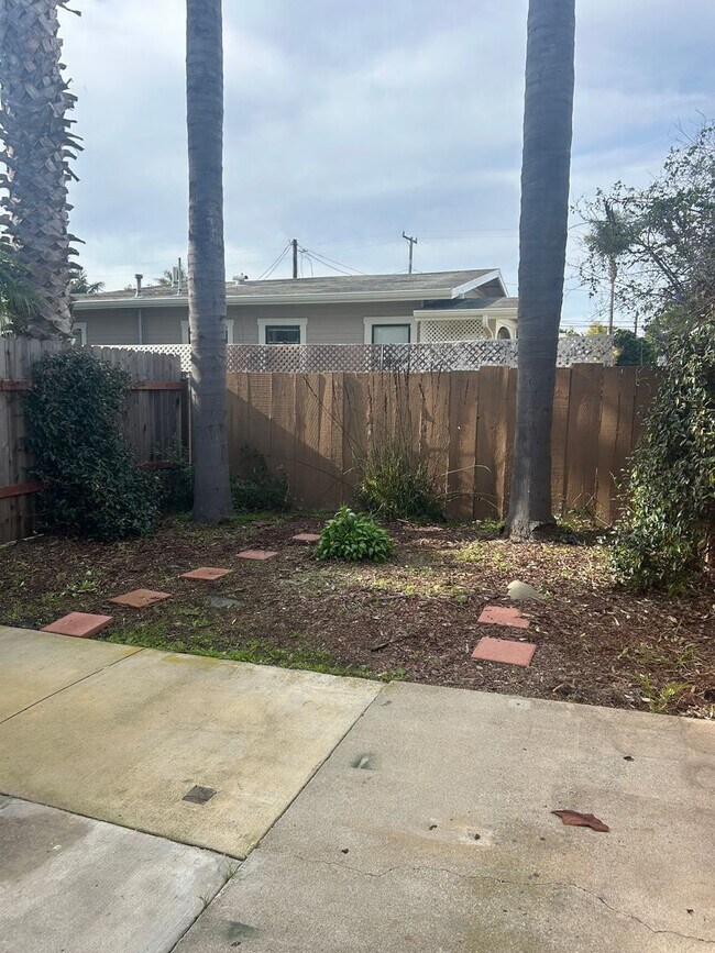 Building Photo - Midtown Ventura Charmer!