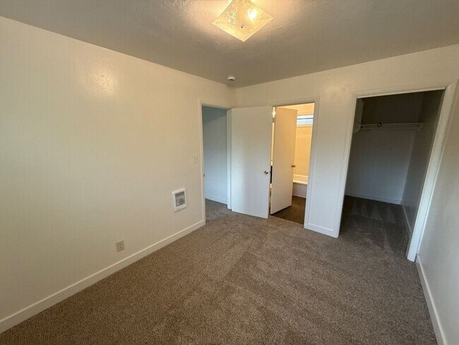 Building Photo - 273 Kearney St S