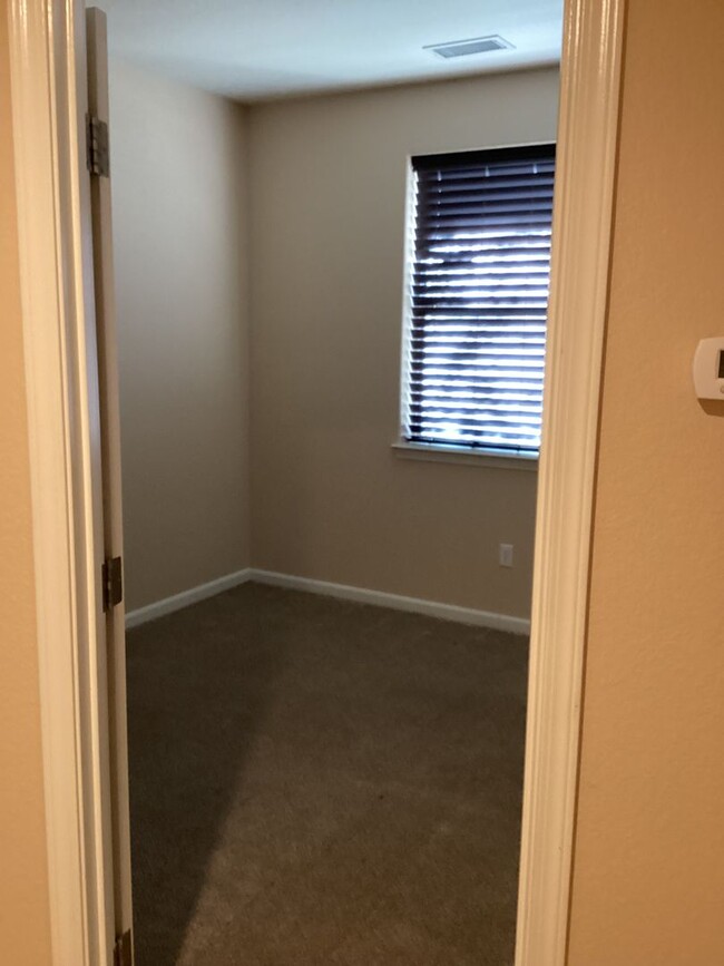 Building Photo - MOVE IN SPECIAL - 1/2 OFF THE 1ST MONTH RE...