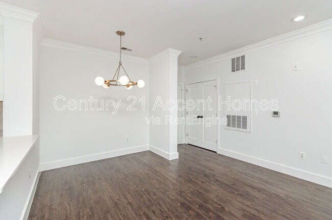 Building Photo - 4860 Eisenhower Ave