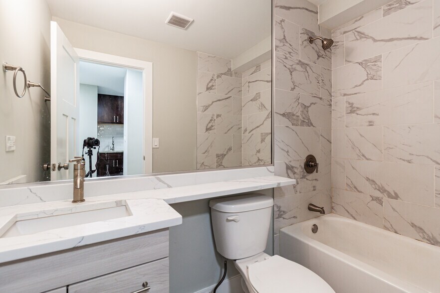 Building Photo - 454 W Barry Ave