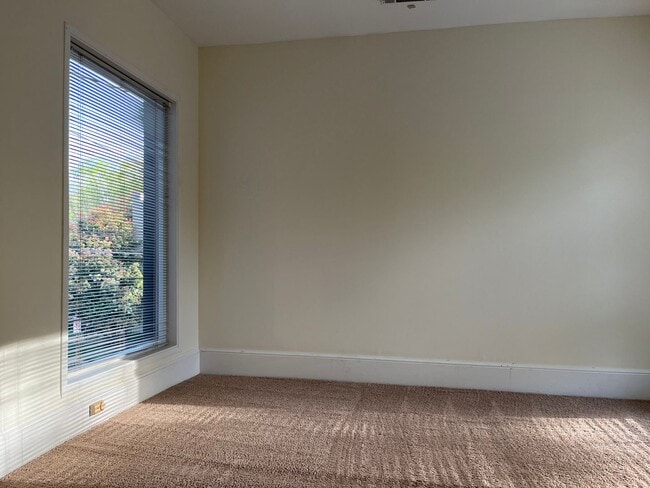 Building Photo - Very Spacious 2/2.5 Condo w/ Off-Street Pa...