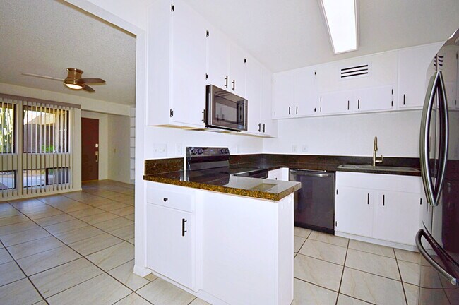 Building Photo - "Spacious 960 Sq Ft Studio Oasis in Vibrant Palm Springs!"