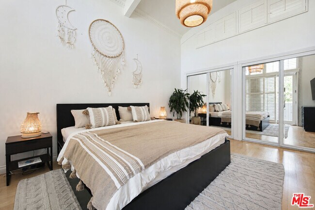 Building Photo - 4733 La Villa Marina
