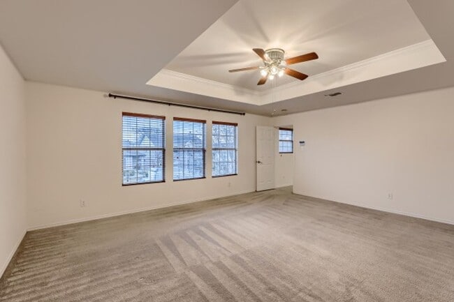 Building Photo - Spacious 3-Bed Home with Dual Living Areas in Prime Location