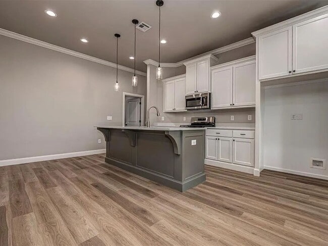 Building Photo - Modern 4-Bed, 2-Bath Mustang Home with 3-Car Garage!