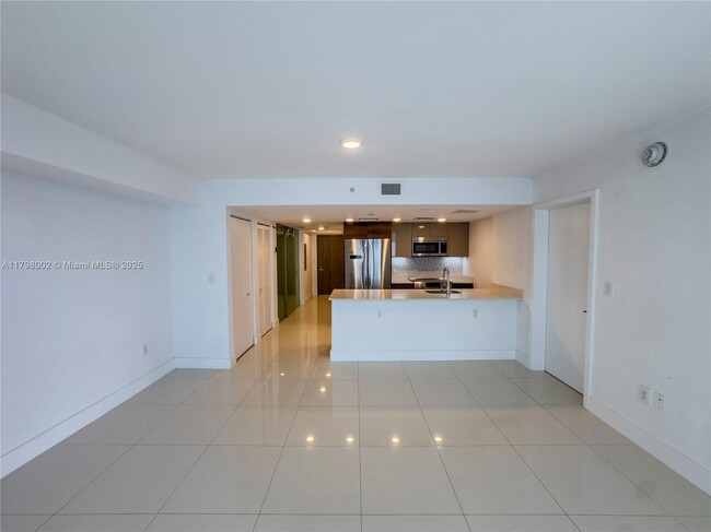 Building Photo - 9261 E Bay Harbor Dr